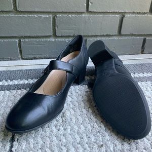 Black low heel shoes